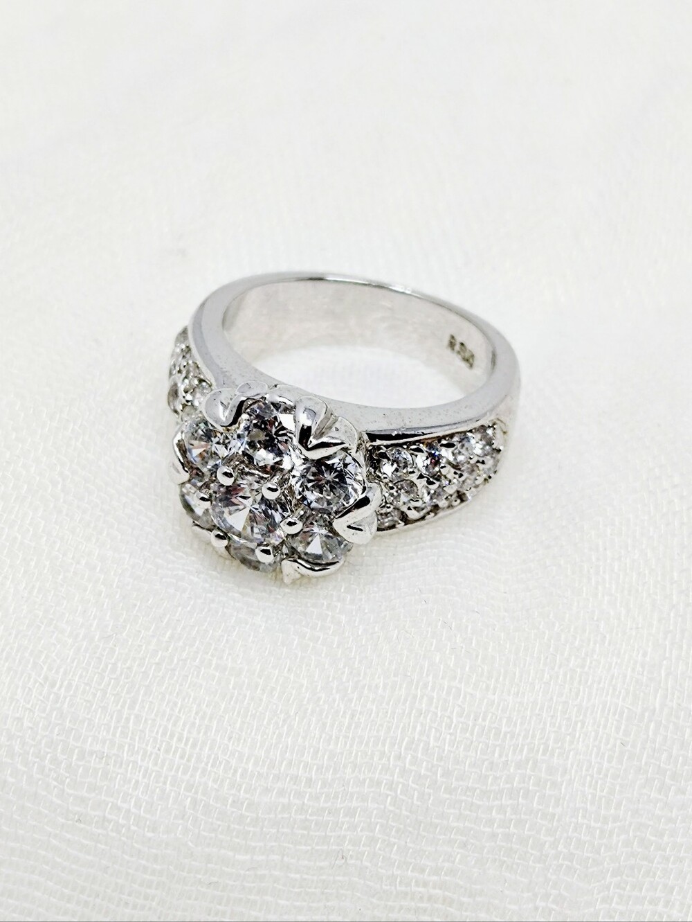 Size 7 Silver Ring With Floral Design Crystal Diamond-like Stones